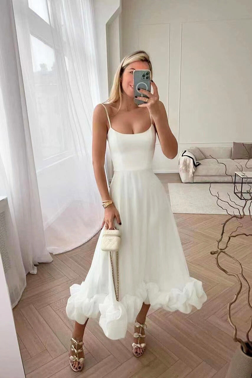 Dámské maxi šaty s volánovým lemem – elegantní styl na tenkých ramínkách pro svatební hosty