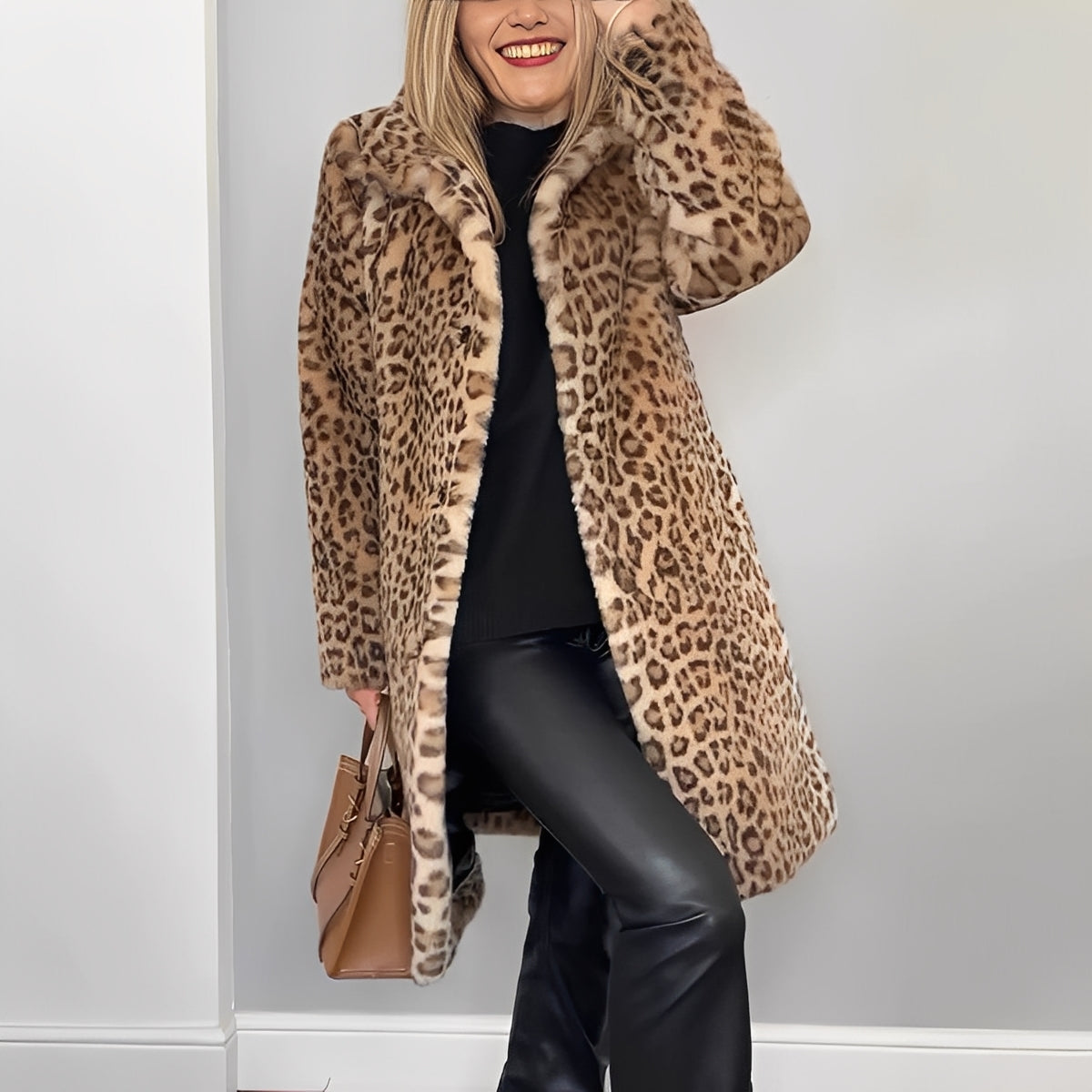 Női elegáns leopárdmintás műszőrme télikabát dús, oversized gallérral és laza, hosszított szabással – puha, texturált, feltűnő felsőruházat hosszú ujjakkal stílusos őszi és téli mindennapi viselethez és esti összeállításokhoz