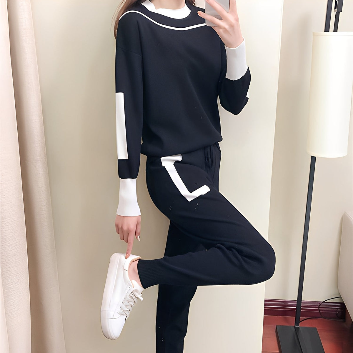 Set pentru femei cu bluză sport cu mâneci lungi și borduri contrastante și pantaloni jogger - ținută sportivă relaxată din două piese pentru purtare casual de zi cu zi