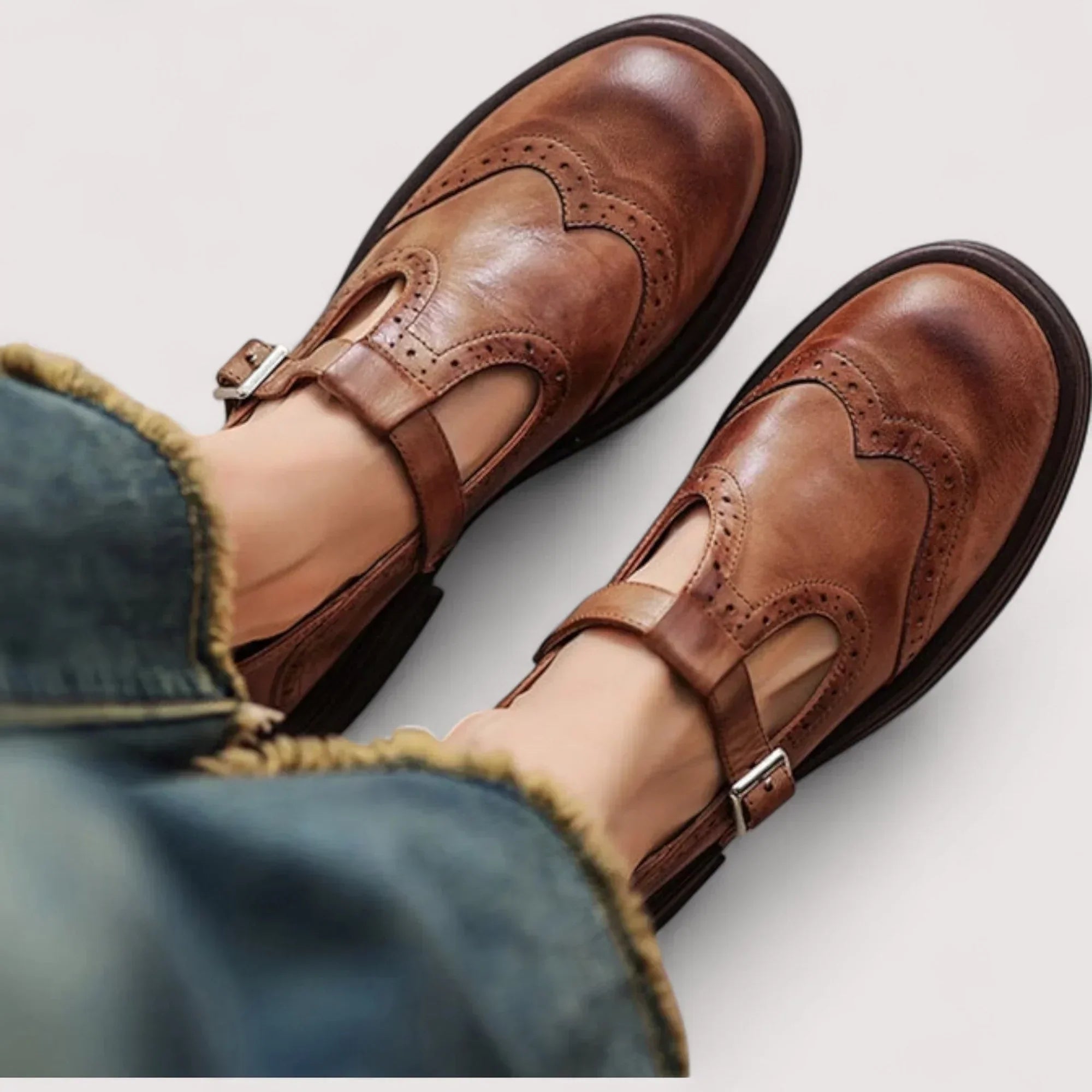 Sapatos Brogue de senhora com tira em T – rasos de biqueira redonda com fivela para o escritório e uso diário