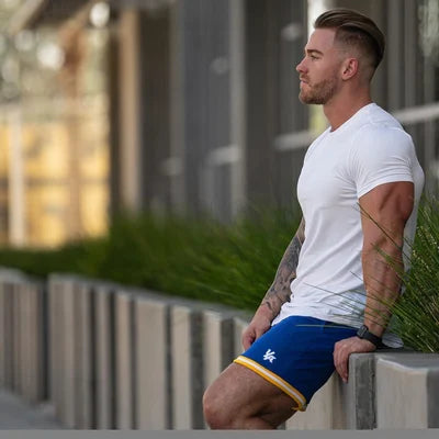 Herre Deep Cut Essential T-shirt – Strækbar, Åndbar, Komfortabel, Stilfuld, Atletisk, Hverdagspasform
