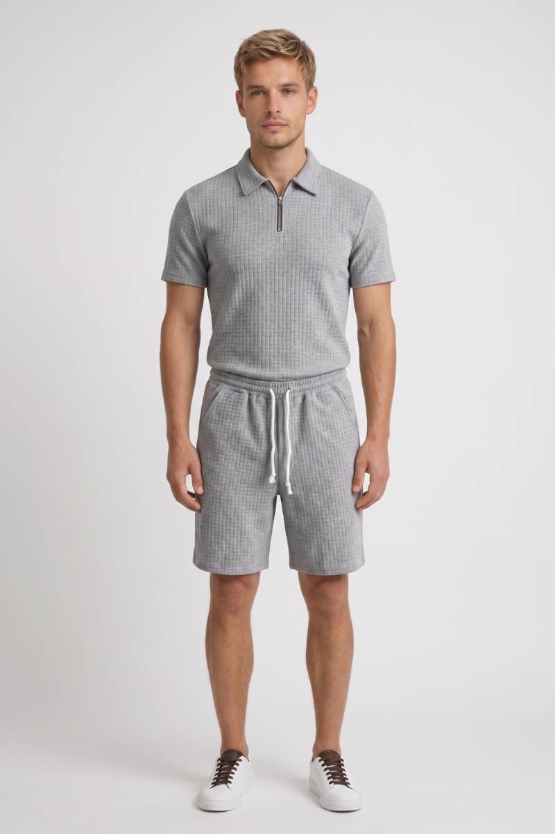 Herresæt med ribstrikket polo og shorts