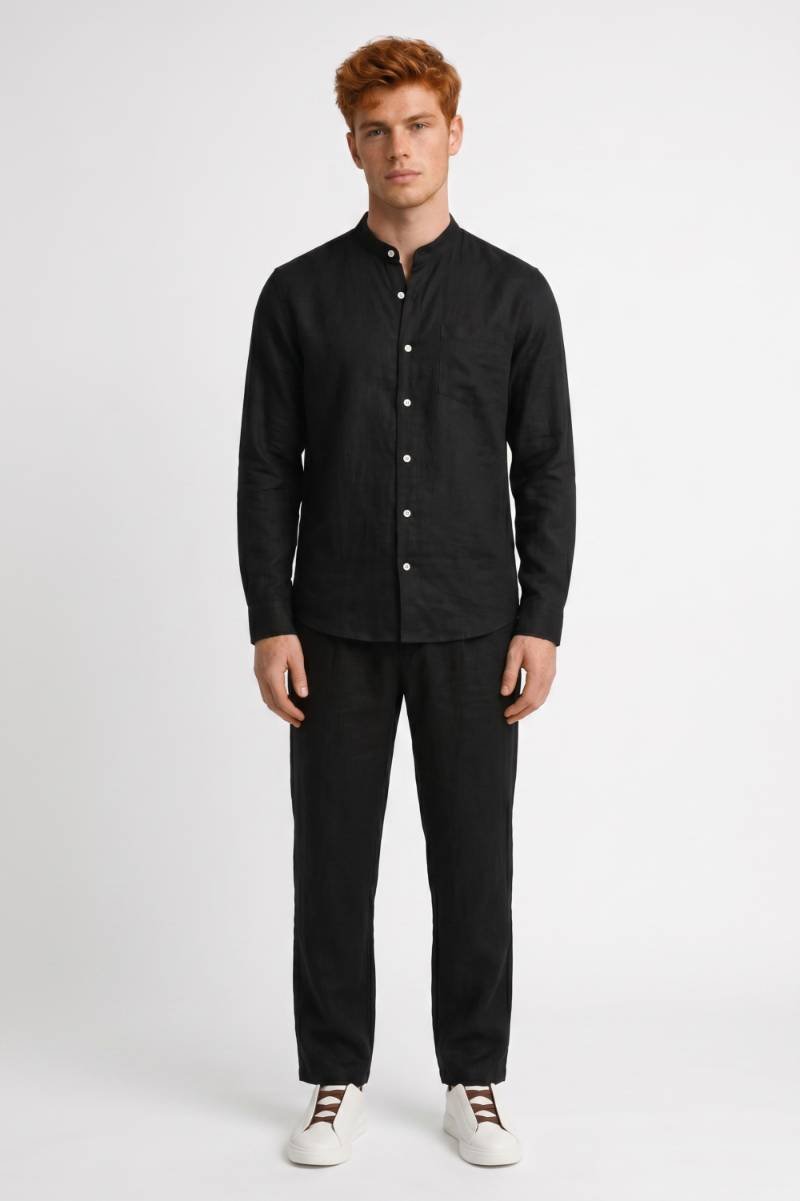 Completo da uomo con camicia a collo mandarino e pantaloni comodi