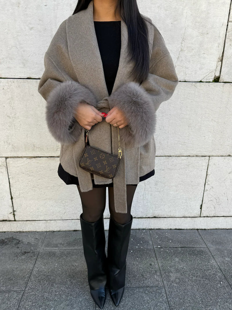 Damski wełniany płaszcz kopertowy z paskiem i mankietami wykończonymi futrem – eleganckie krótkie zimowe okrycie wierzchnie do stylizacji smart casual