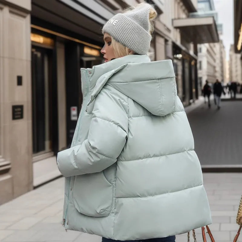 Damen-Daunenjacke mit dicker Wattierung, Kapuze und hohem Kragen – Warme, isolierte Freizeit-Oberbekleidung mit legerer Passform für kaltes Wetter und den Alltag in der Stadt