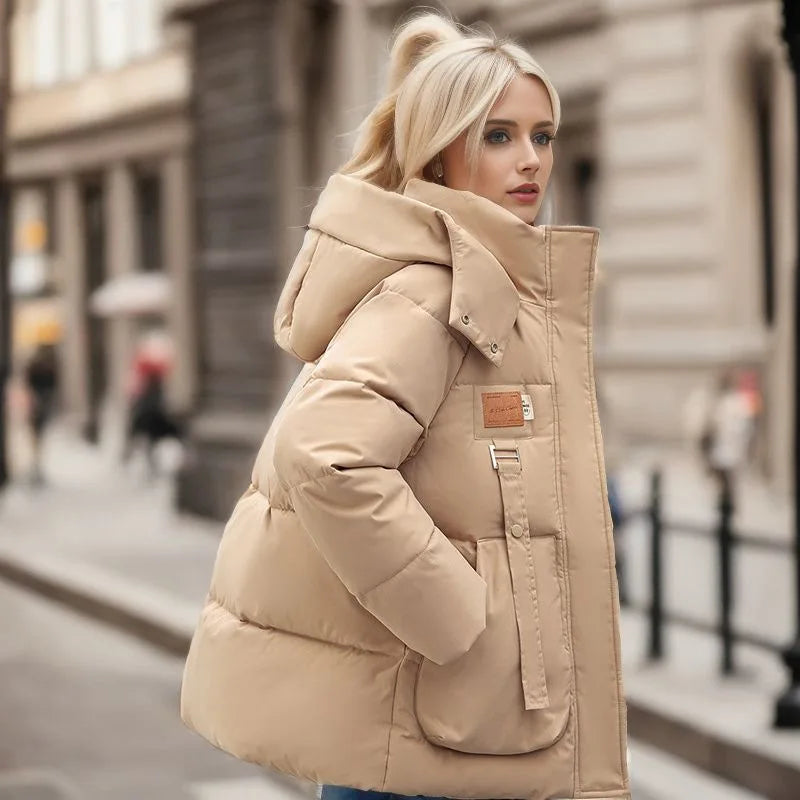Damen-Daunenjacke mit dicker Wattierung, Kapuze und hohem Kragen – Warme, isolierte Freizeit-Oberbekleidung mit legerer Passform für kaltes Wetter und den Alltag in der Stadt