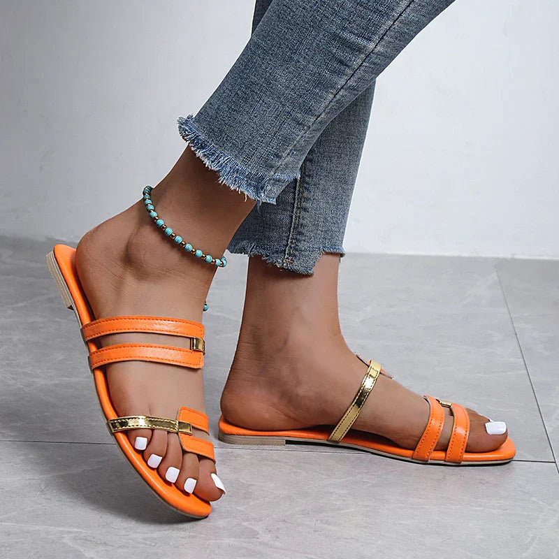 Sandalias planas para mujer con doble tira, detalle dorado y punta abierta