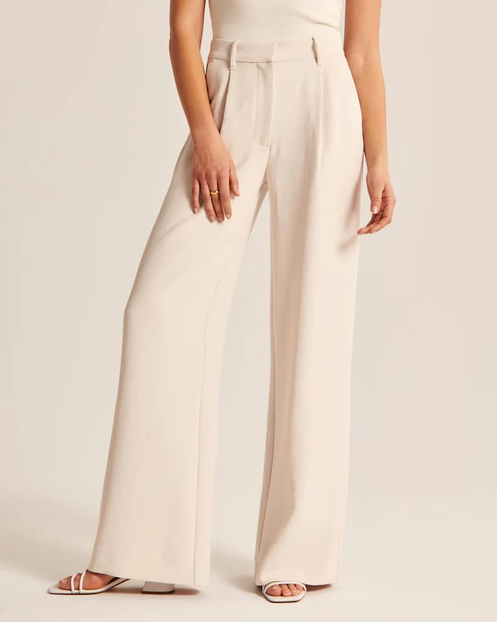 Pantaloni da donna con vita plissettata, gamba larga e vestibilità sartoriale