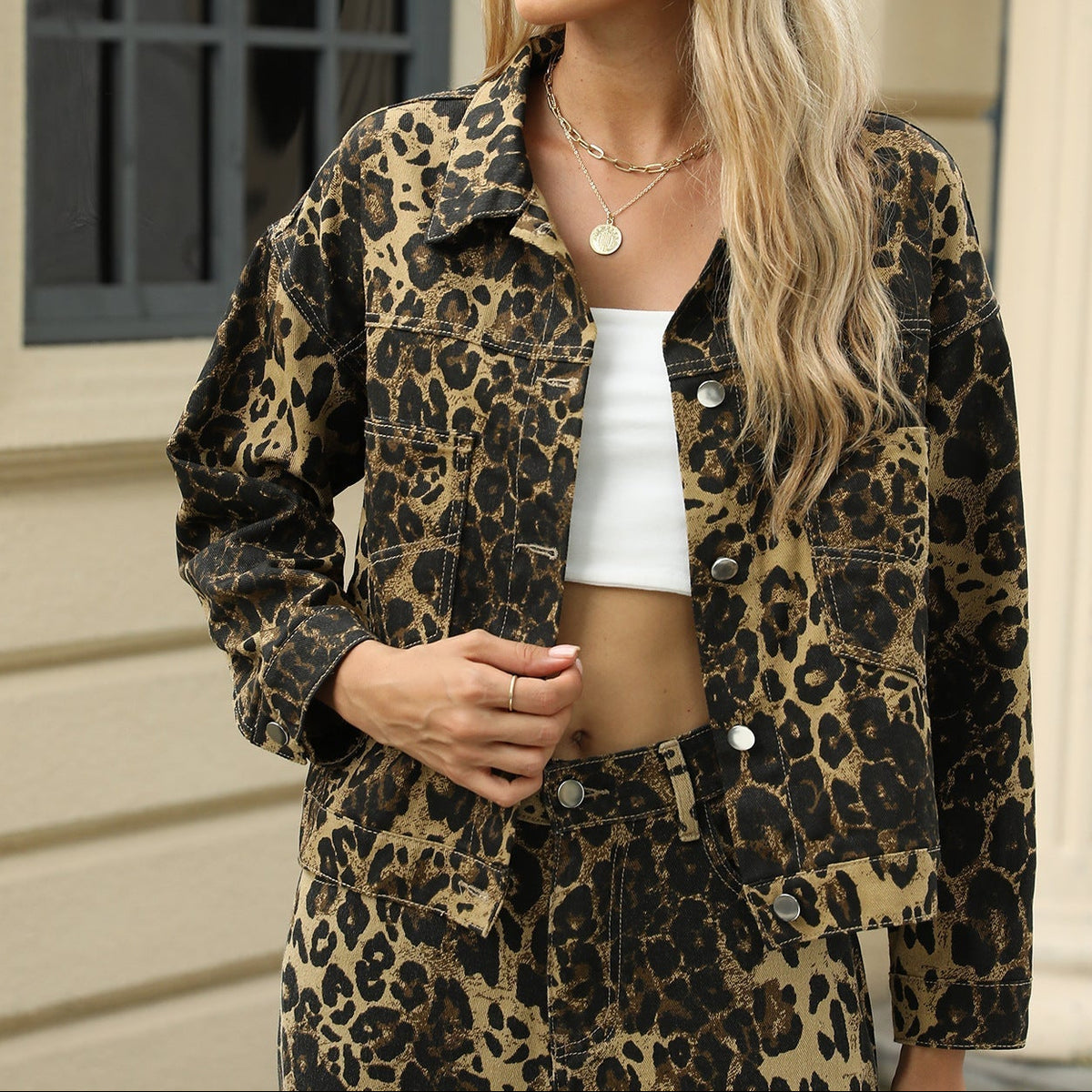 Damesdenimjack met luipaardprint en broek met wijde pijpen - Relaxed streetwear-co-ord met dierenprint voor casual styling elke dag