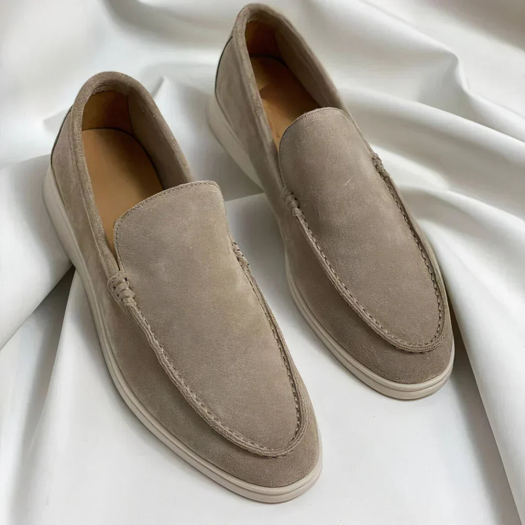 Férfi velúr penny loafer – minimalista bebújós kialakítás mokaszinorr-varrással és könnyű, hétköznapi talppal