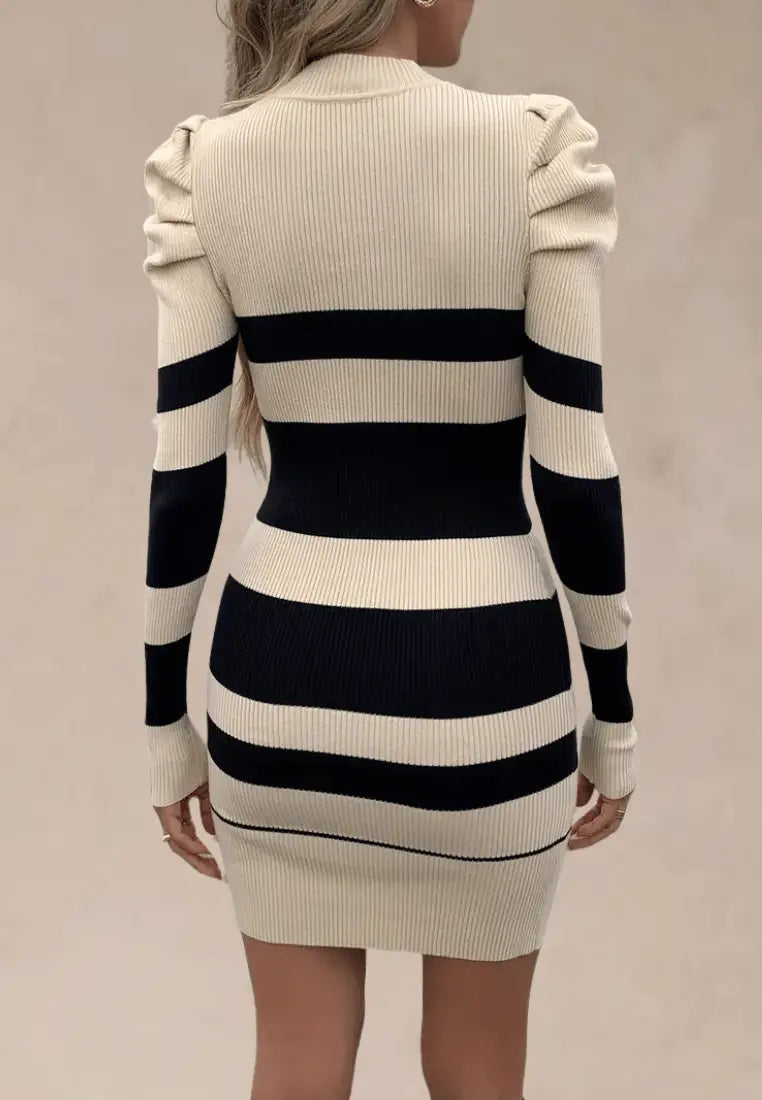 Rochie-pulover mini cambrată pentru femei, din tricot reiat - rochie mulată cu mâneci lungi, umeri bufanți și decolteu rotund, pentru toamnă și iarnă