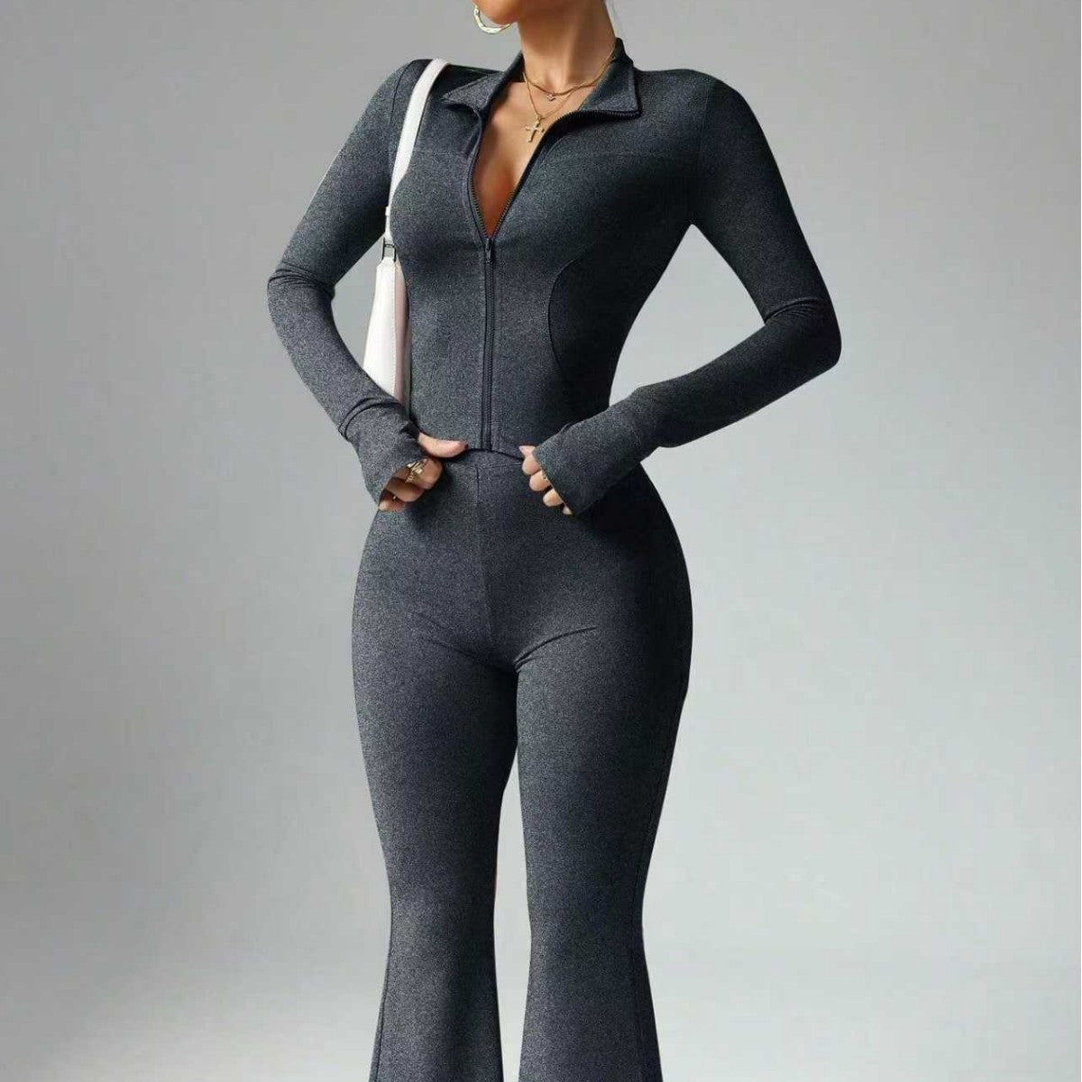 Conjunto deportivo para mujer con cremallera frontal y pantalón acampanado
