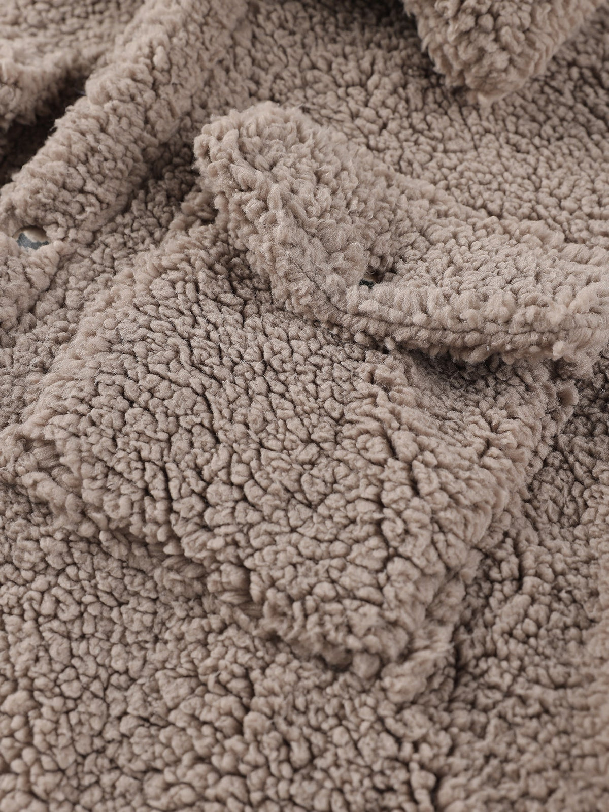 Męska kurtka z miękkiego polaru o fakturze baranka, zapinana na guziki, z kieszeniami na piersi – ciepła casualowa odzież wierzchnia o regularnym kroju, na jesień i zimę