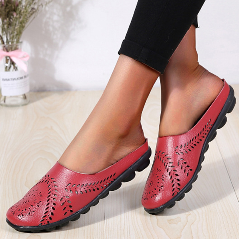 Women’s Closed-Toe Flat Mules with Perforated Upper and Textured Sole – Backless Slip-On Shoes for Everyday and Smart Casual Outfits