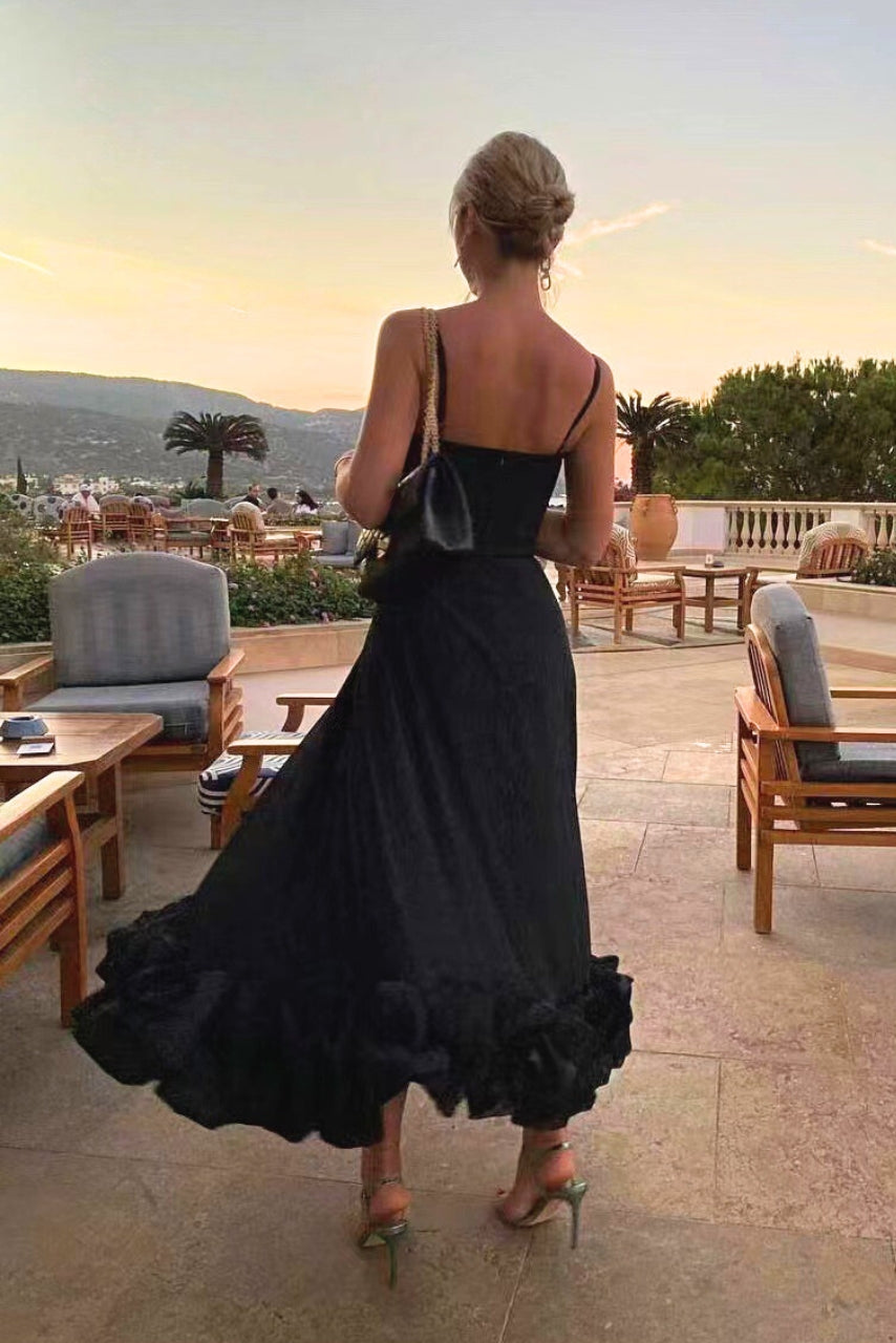Dámské maxi šaty s volánovým lemem – elegantní styl na tenkých ramínkách pro svatební hosty
