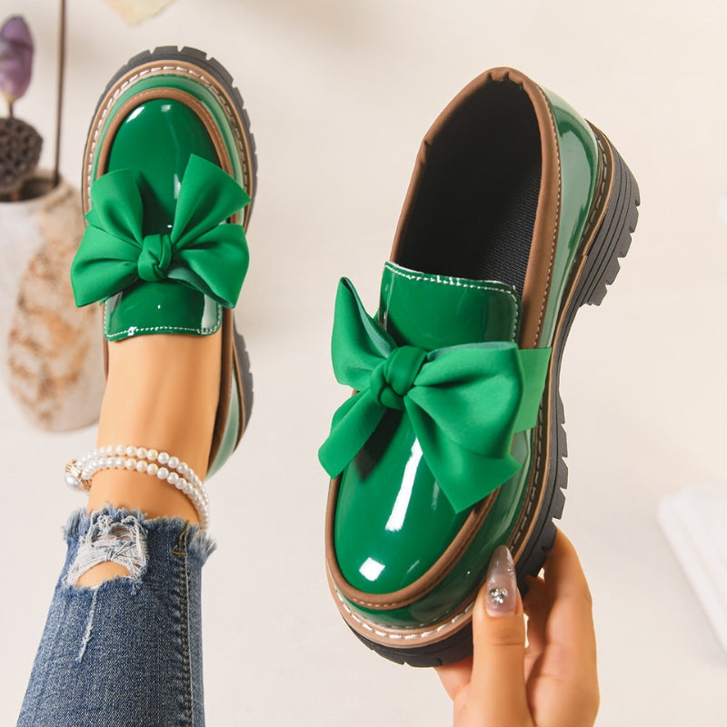 Mocasines de plataforma para mujer con acabado de charol, detalle de lazo y diseño sin cordones
