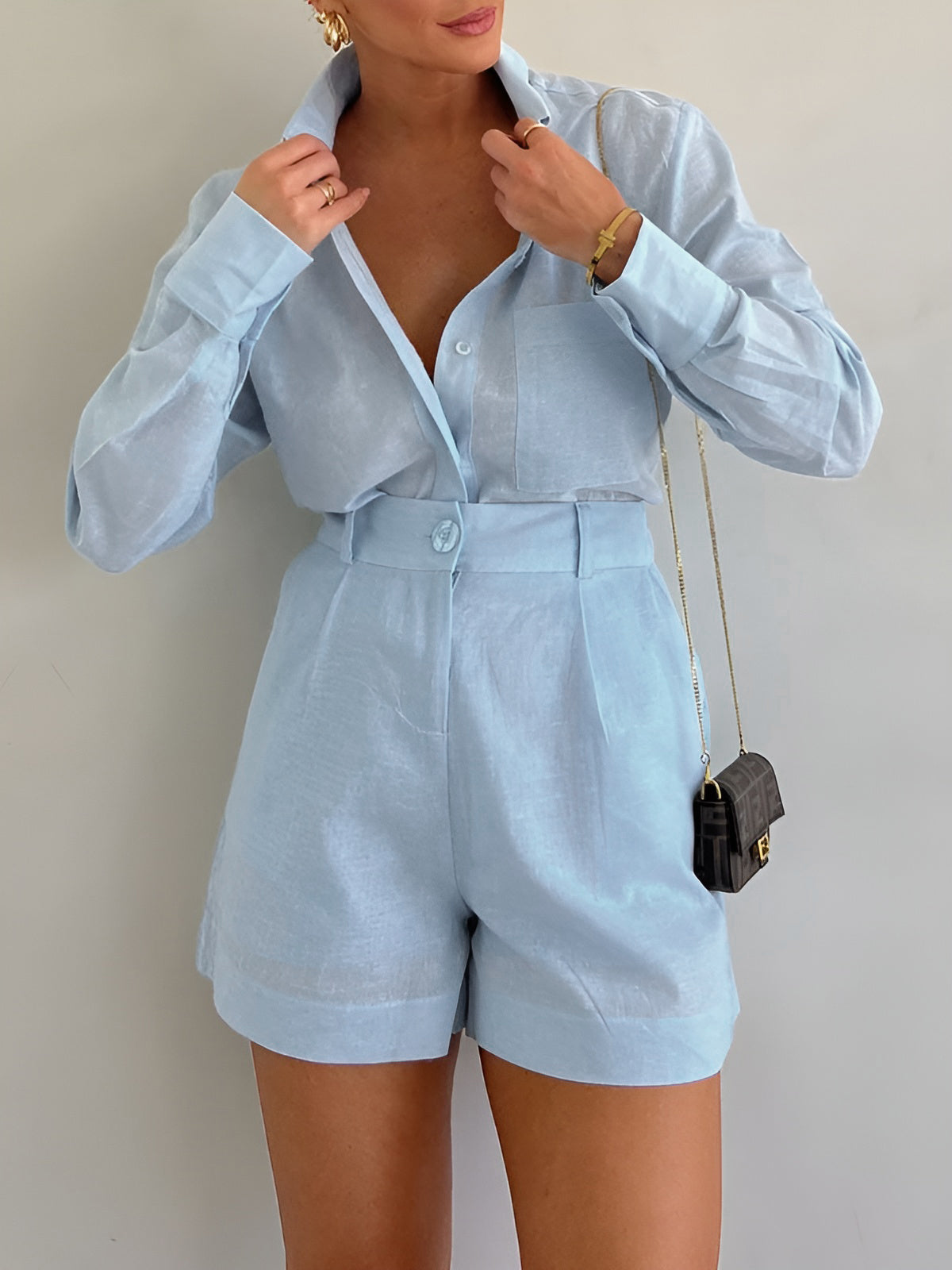 Set de vară din bumbac pentru femei, din două piese - cămașă lejeră cu mâneci lungi și nasturi în față și pantaloni scurți cu talie înaltă și pliuri pentru ținute smart casual