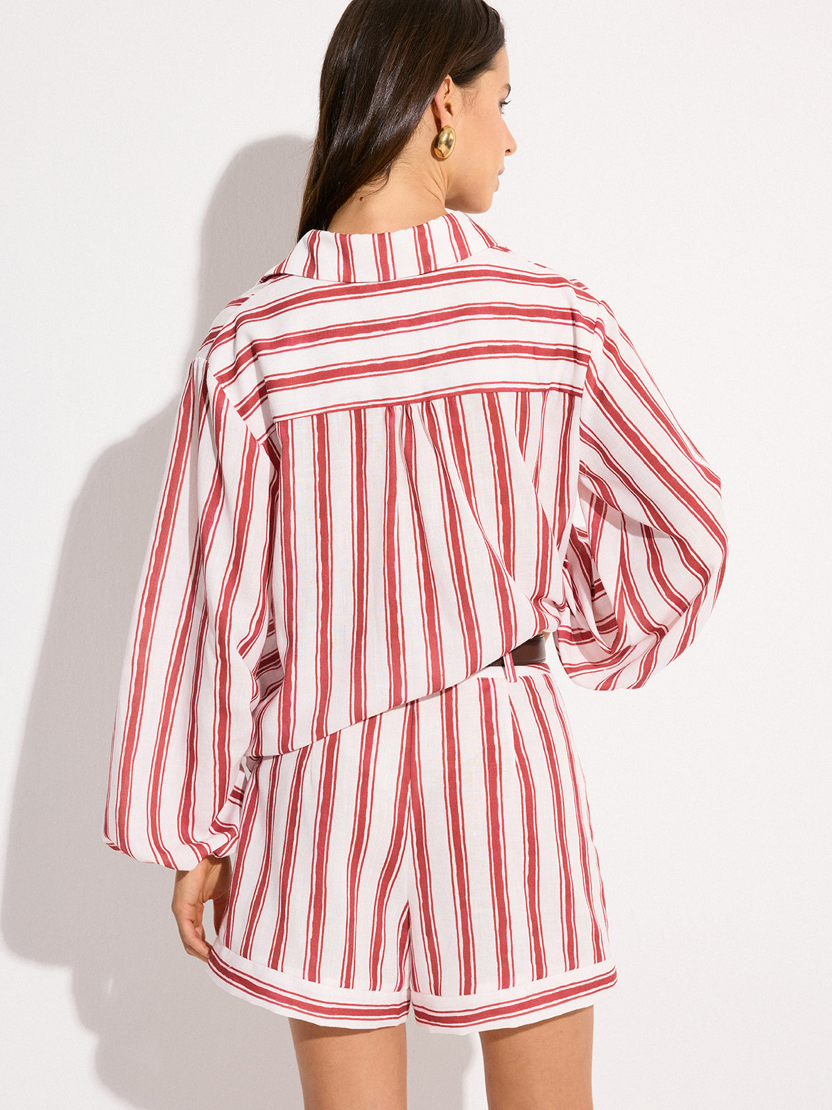 Bedrukte tweedelige zomerset voor dames met shorts - losvallend overhemd met lange mouwen en kraag en shorts met hoge taille en zakken voor een casual vakantielook