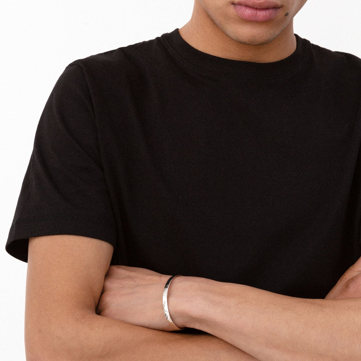 Pulsera fina para hombre con textura de efecto martillado: accesorio minimalista para la muñeca con acabado reflectante, ideal para el día a día y para looks casuales elegantes.