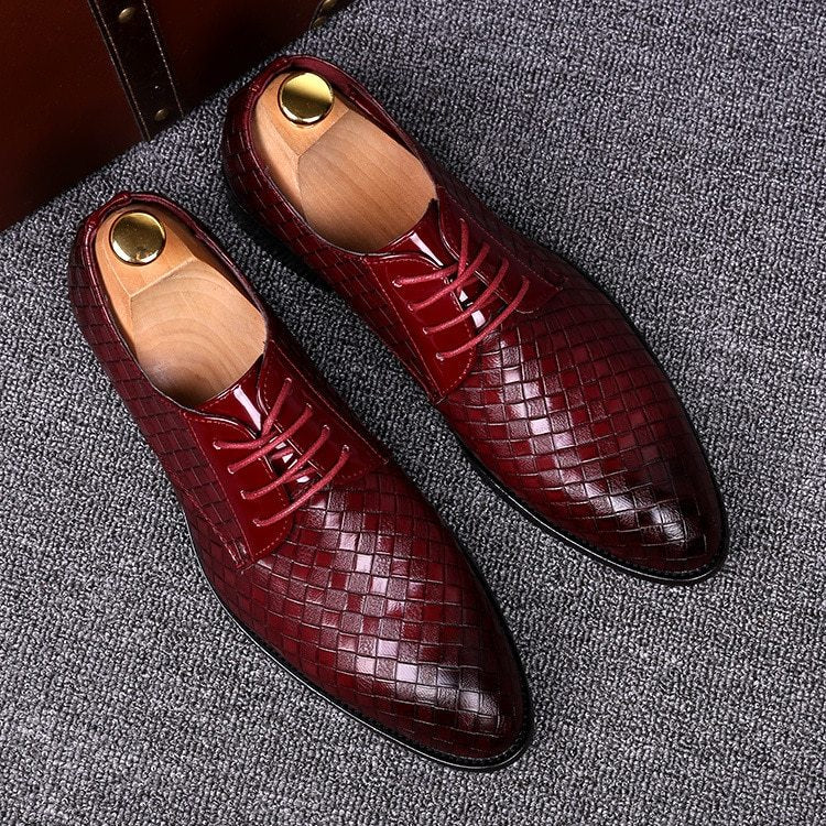 Herren-Derbyschuhe aus gewebtem Leder – Strukturierte Schnürschuhe mit spitzer Zehenpartie und niedrigem Absatz