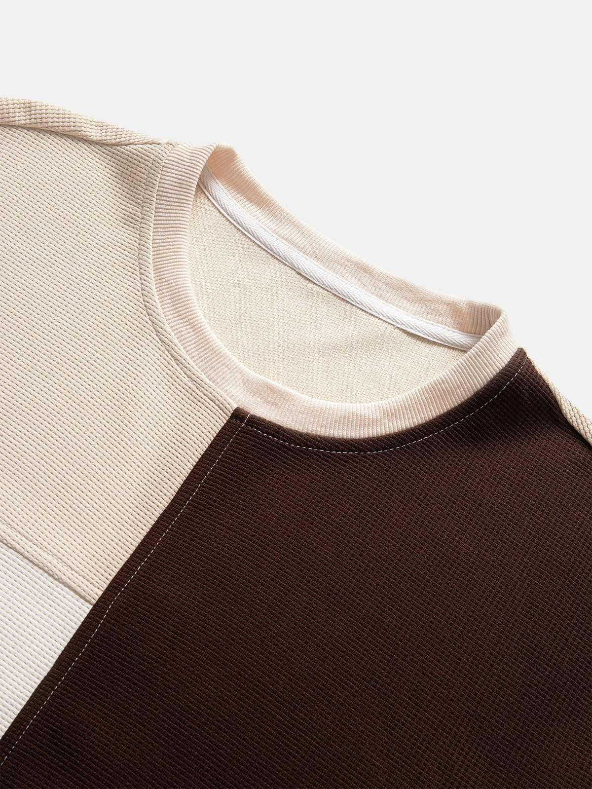 Sweatshirt i vaffelvævet stof med paneler i patchwork til mænd - pullover med rund hals og afslappet pasform til efterår og vinter
