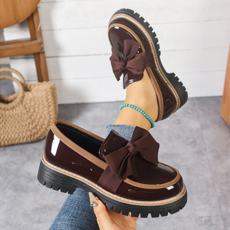 Mocasines de plataforma para mujer con acabado de charol, detalle de lazo y diseño sin cordones