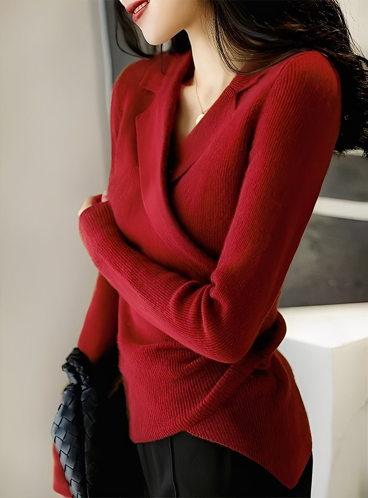 Pulover elegant de damă din tricot reiat, cu croială petrecută - top cu guler, decolteu în V, mâneci lungi și tiv asimetric, pentru ținute smart casual