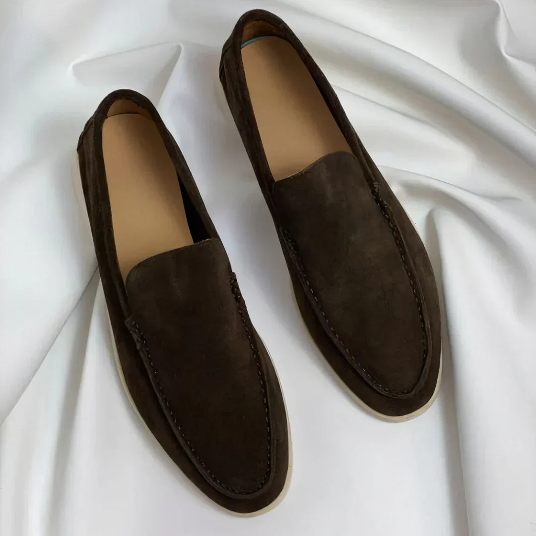 Férfi velúr penny loafer – minimalista bebújós kialakítás mokaszinorr-varrással és könnyű, hétköznapi talppal