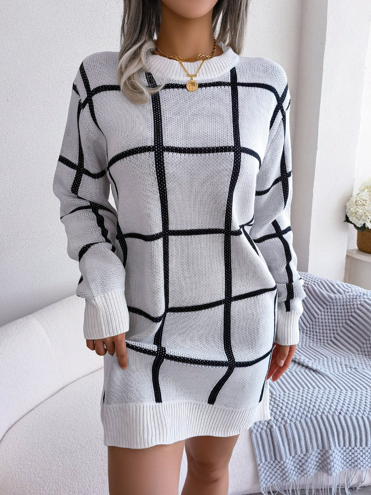 Rochie mini de damă tricotată cu model în carouri - rochie mulată cu mâneci lungi și decolteu rotund, pentru ținute elegante de toamnă și iarnă