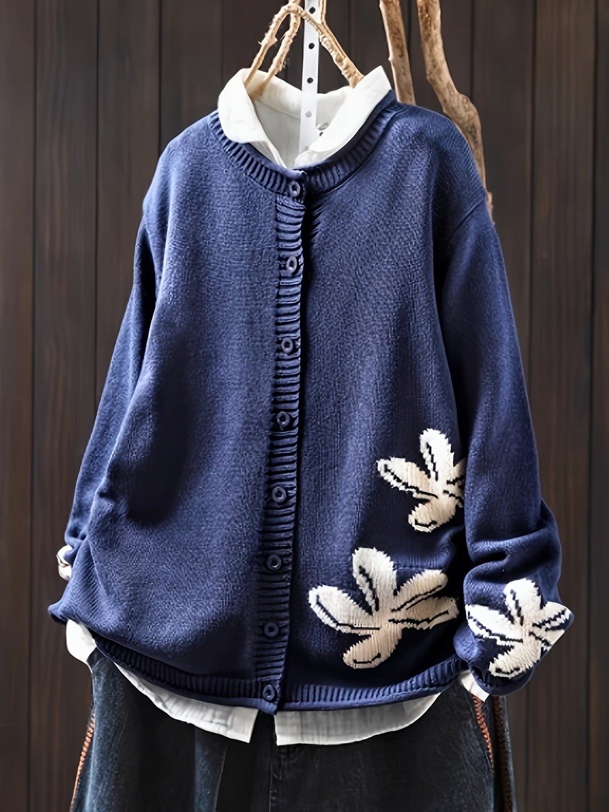 Cardigan tricotat de damă cu aplicație florală - cardigan moale, lejer, cu nasturi în față și decolteu rotund, pentru toamnă și iarnă