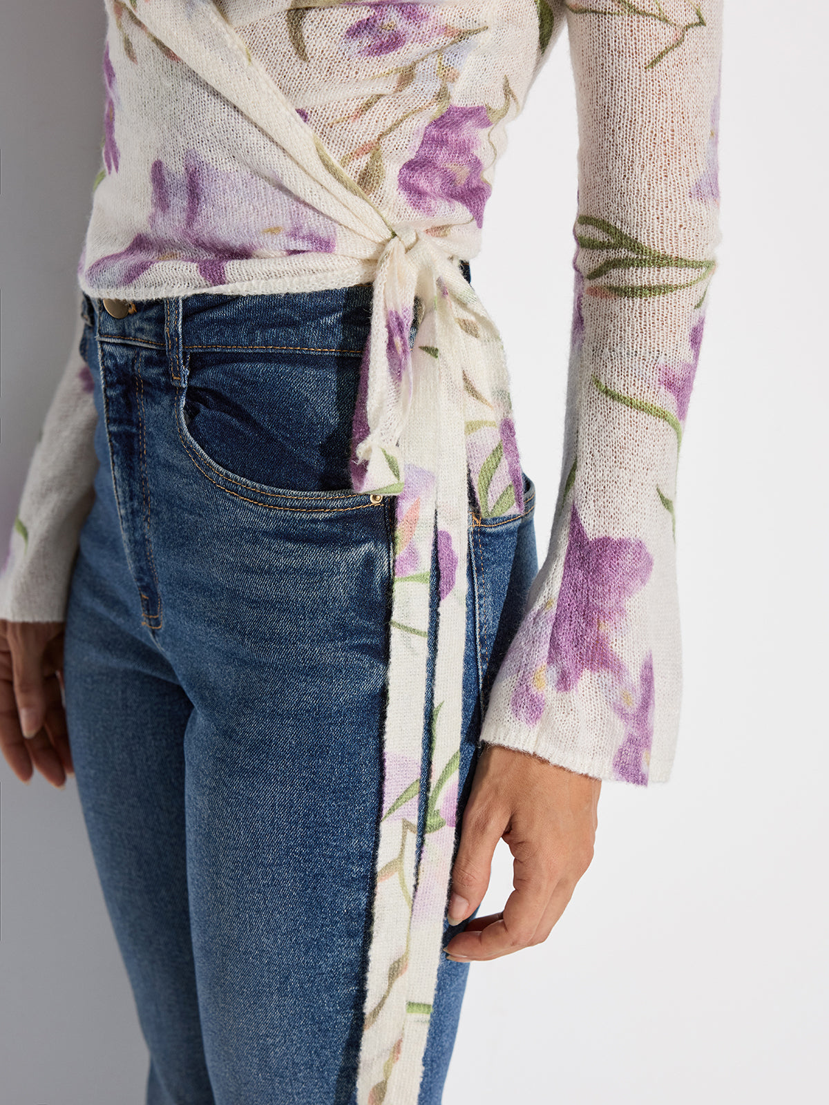 Blusa cruzada de punto estampada y elegante para mujer con escote en V y lazo lateral – top ajustado de manga larga para primavera y verano, y looks casuales elegantes