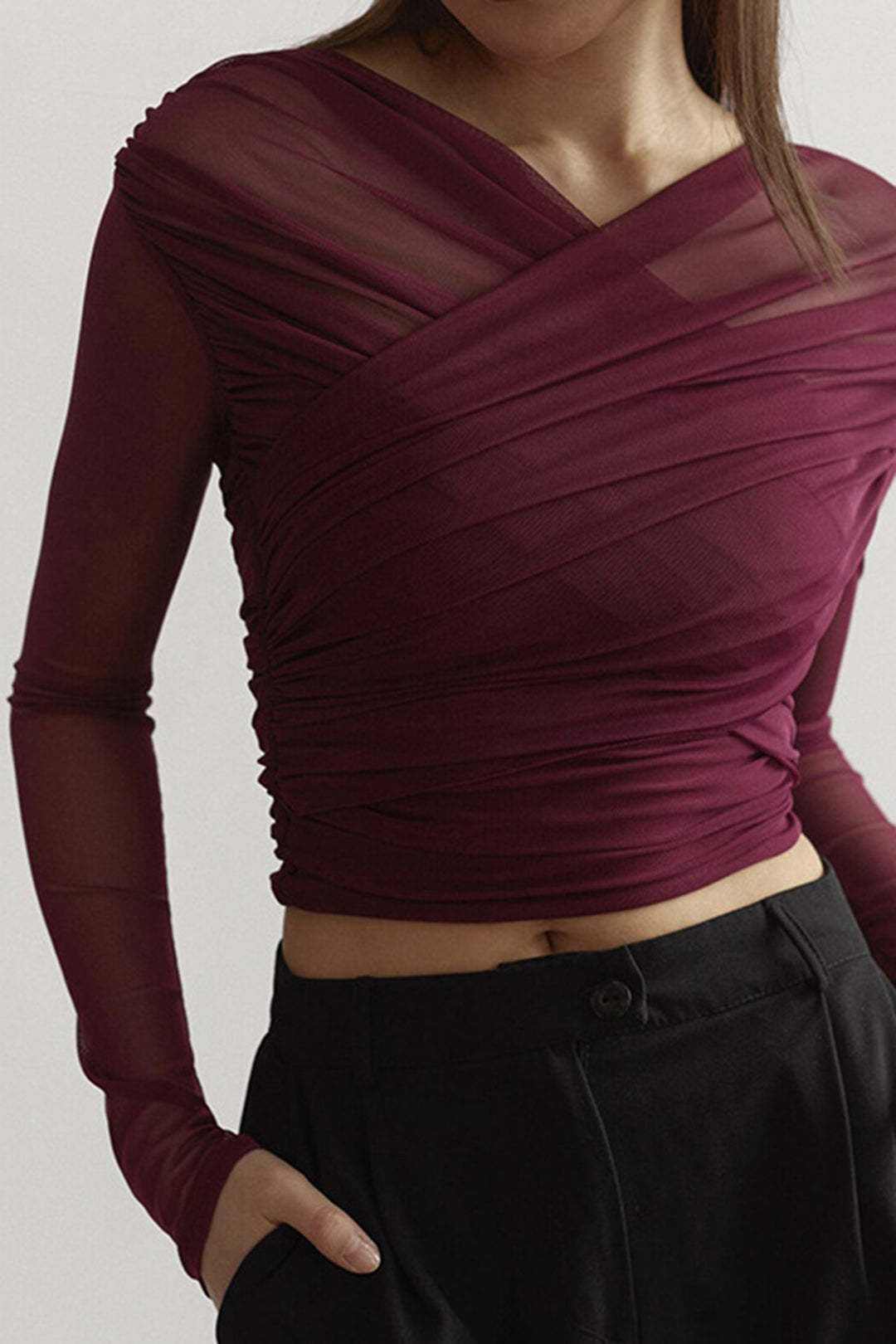 Dámský řasený zavinovací top z průsvitné síťoviny s dlouhými rukávy pro elegantní vzhled