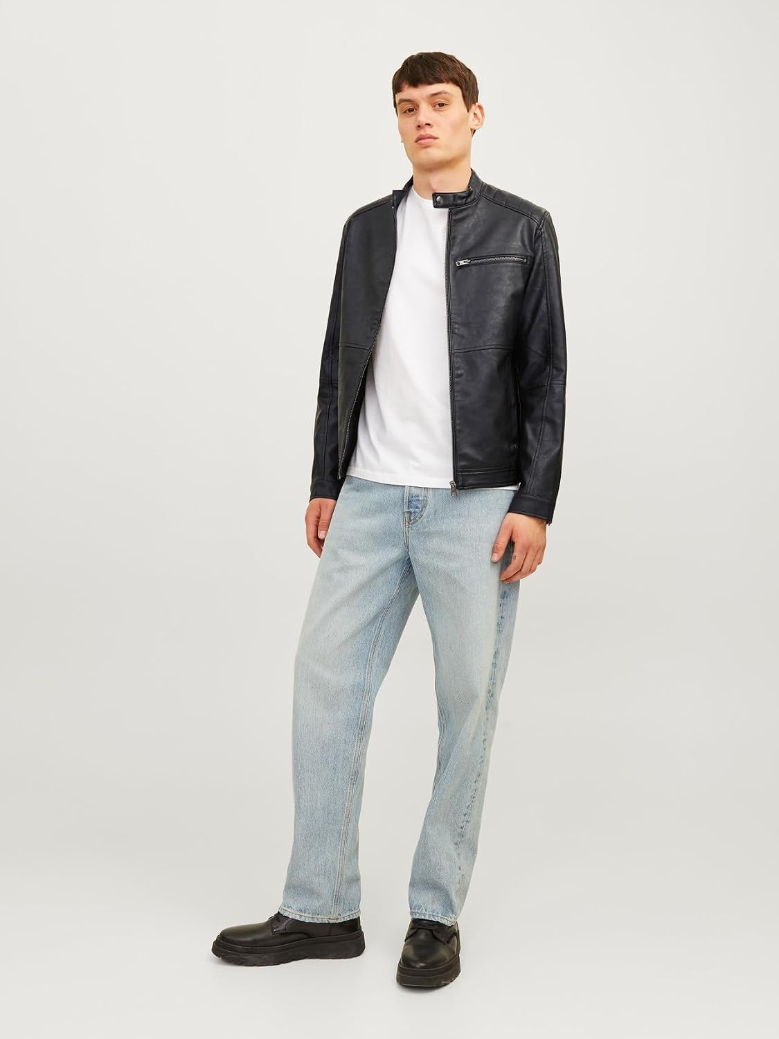 Men’s Panelled Faux-Leather Biker Jacket – Snap-Neck Zip-Front Short Motorcycle Layer with Quilted Shoulder Detailing and Chest Pocket for Autumn Commuting Weekend Travel Casual Evenings and Everyday Urban Wear