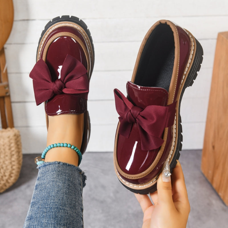 Mocasines de plataforma para mujer con acabado de charol, detalle de lazo y diseño sin cordones