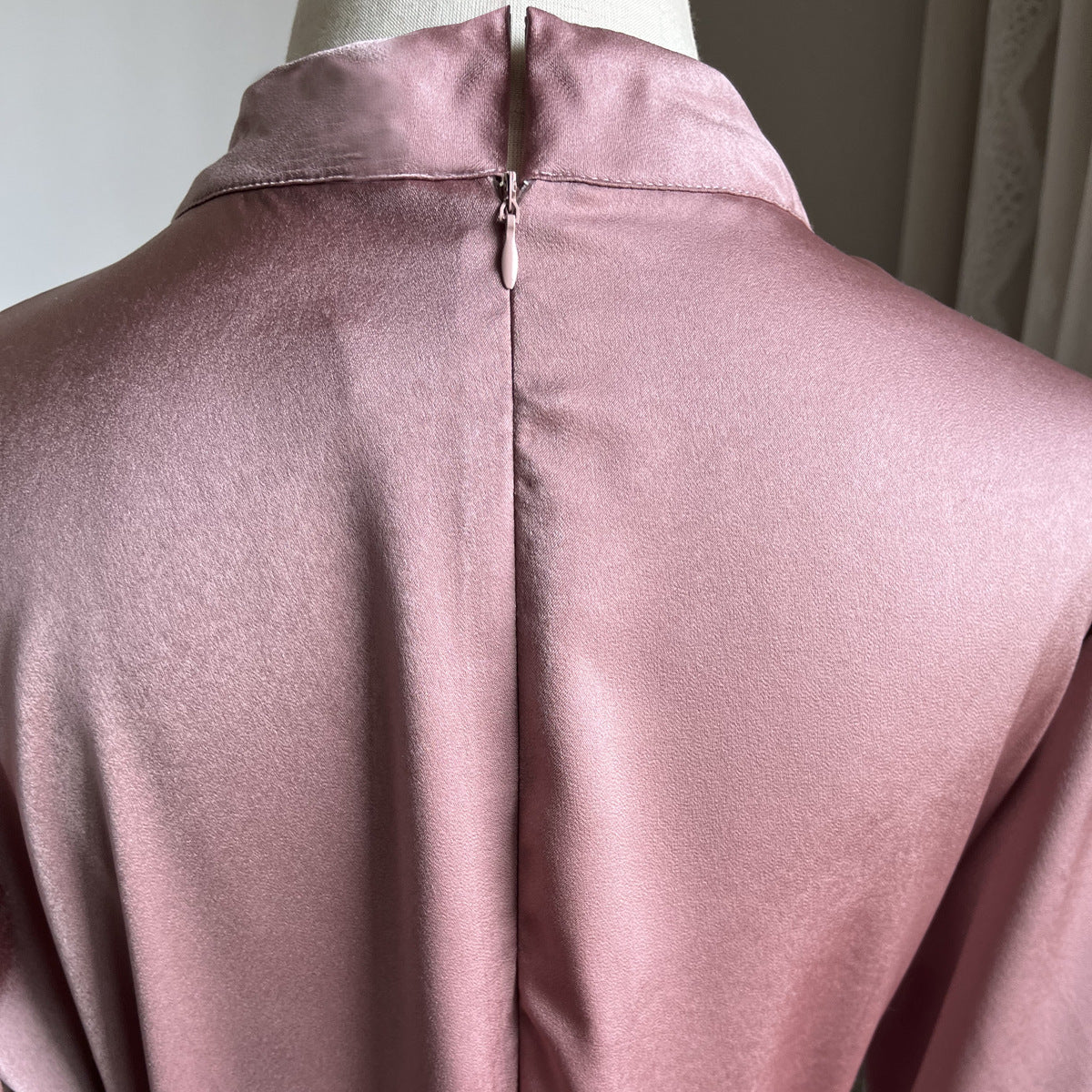 Abito lungo in raso da donna con cintura da annodare e collo alto - Maniche lunghe, ideale per le occasioni formali