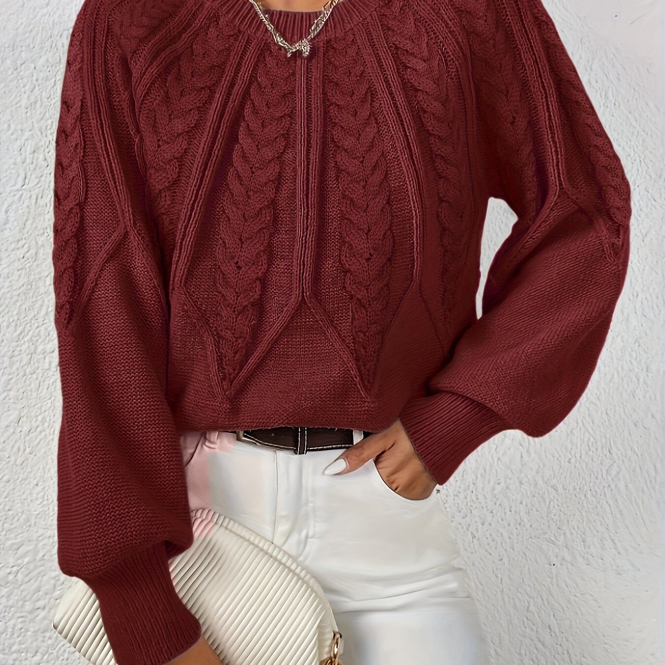 Damebluse med voluminøse ærmer og kabelstrikket tekstur