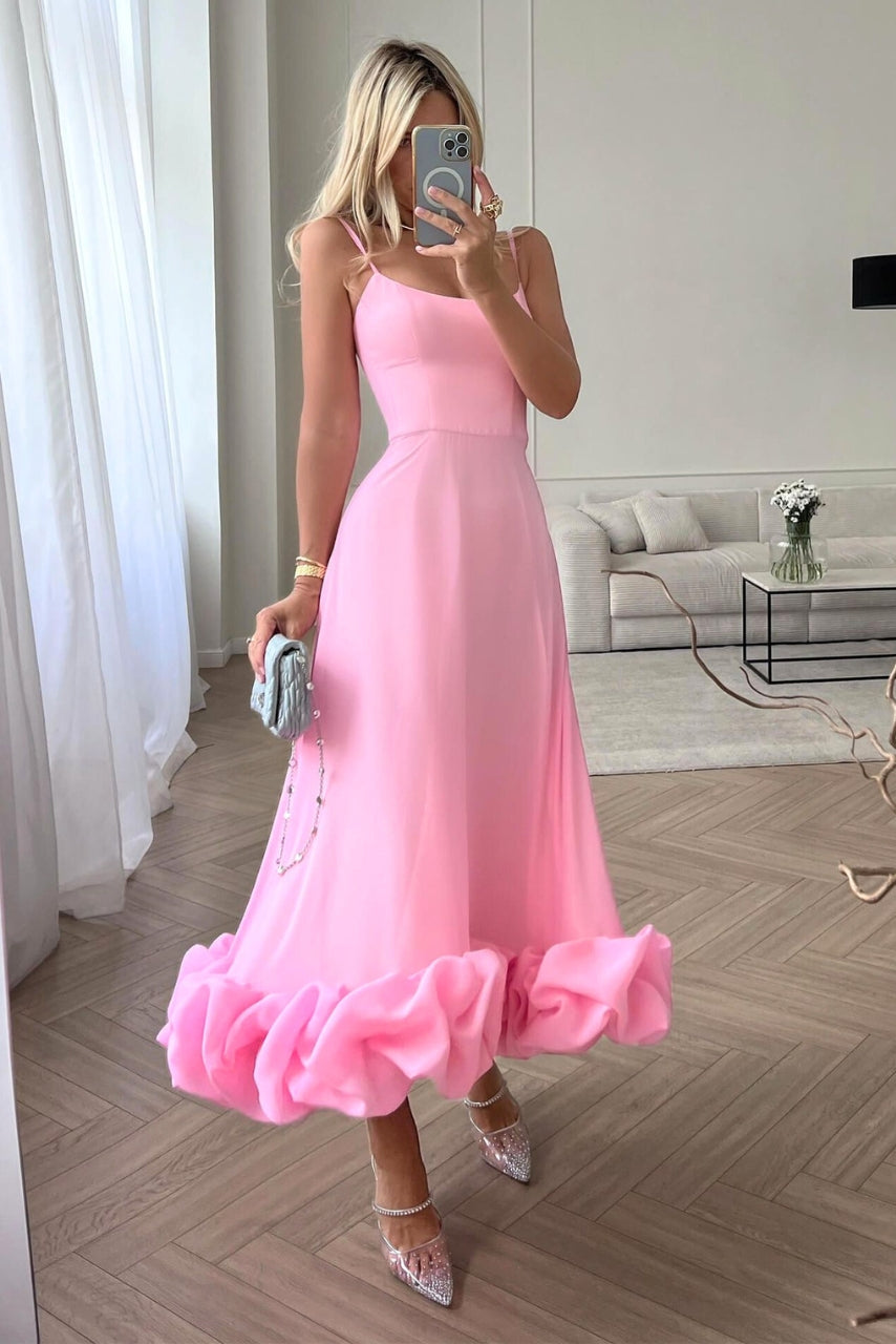 Dámské maxi šaty s volánovým lemem – elegantní styl na tenkých ramínkách pro svatební hosty