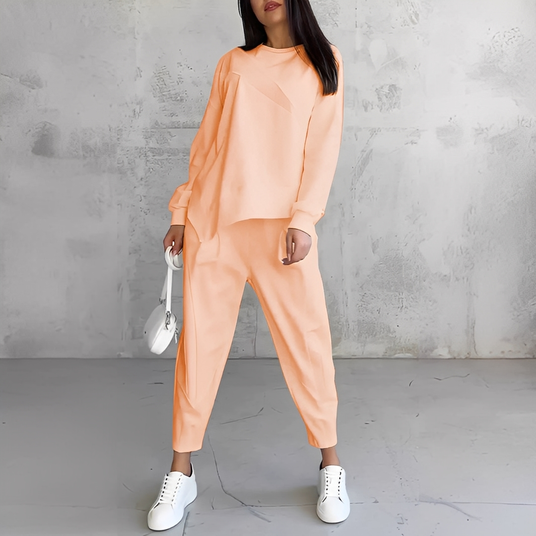 Dámsky voľný top s okrúhlym výstrihom a dlhými rukávmi a nohavice zúžené pri členkoch – minimalistický dvojdielny ležérny outfit na každodenné nosenie