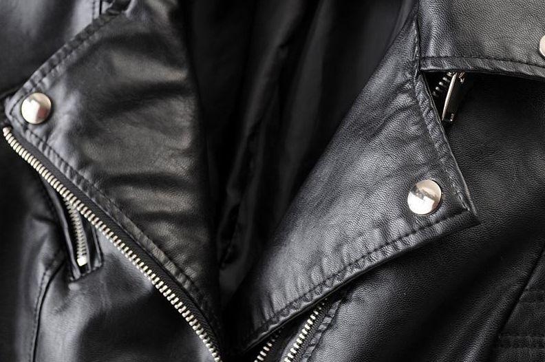 Chaqueta motera de cuero entallada para mujer – Prenda motera acolchada con cremallera para un estilo informal elegante