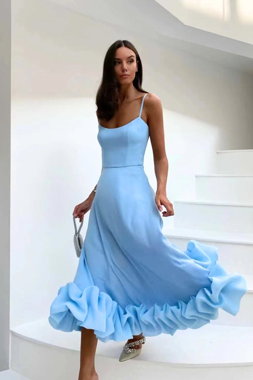 Dámské maxi šaty s volánovým lemem – elegantní styl na tenkých ramínkách pro svatební hosty