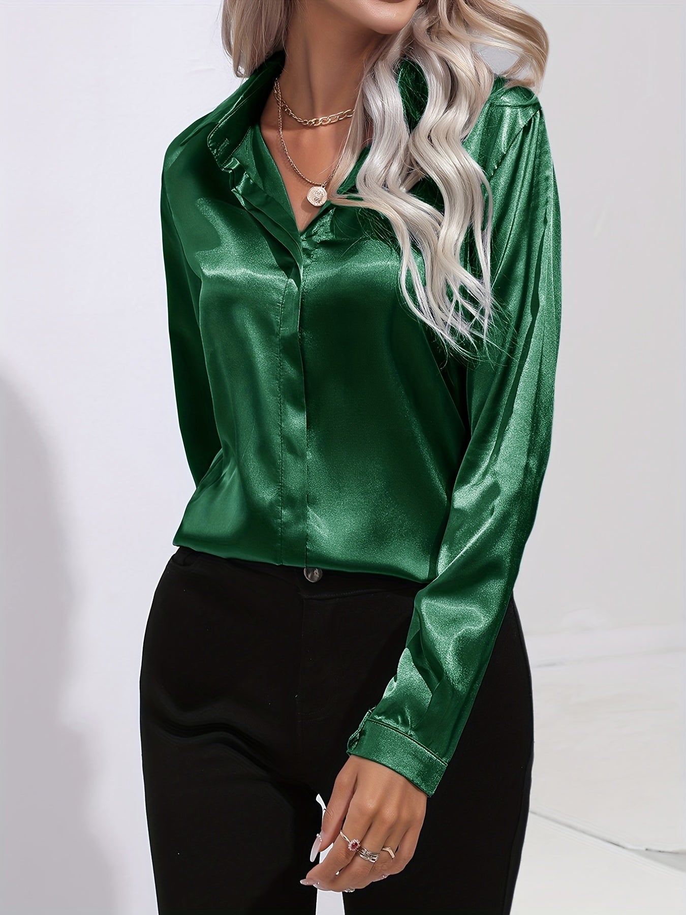 Blusa de cetim com gola para senhora – modelo brilhante de mangas compridas para o escritório e ocasiões de noite