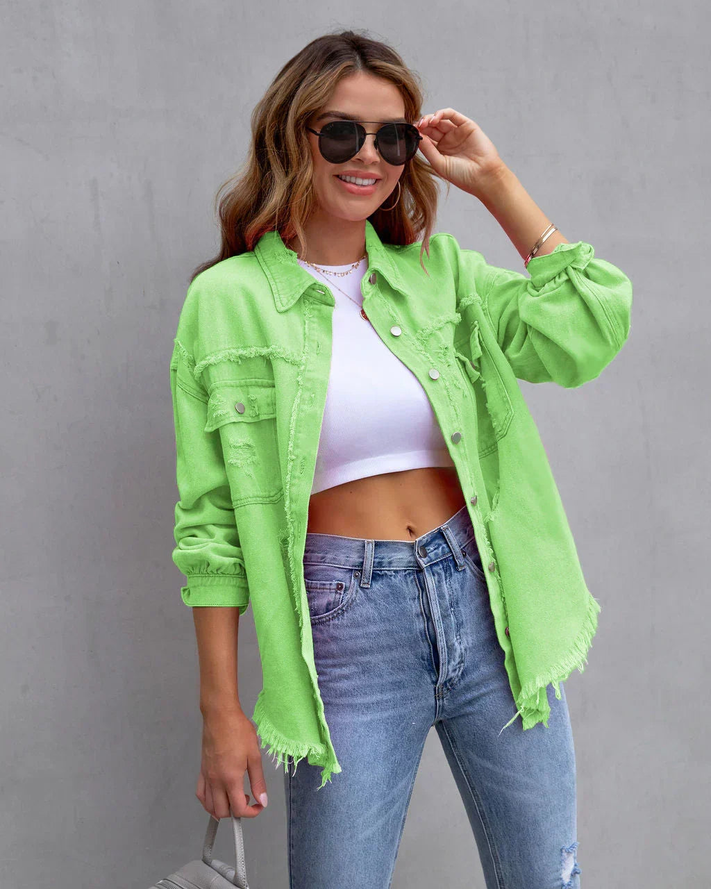 Giacca oversize in denim effetto vissuto da donna – Capo con bordi grezzi, chiusura frontale a bottoni e tasche funzionali sul petto