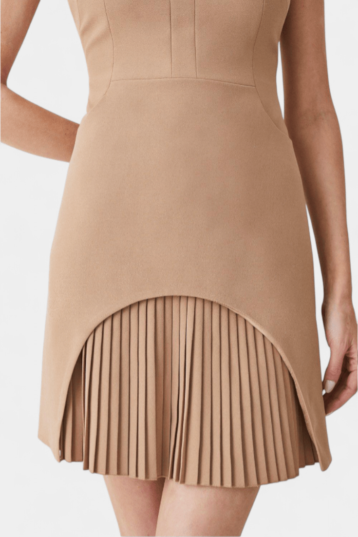 Robe courte sculptée pour femme avec empiècement plissé – style habillé et ajusté pour le bureau et les événements