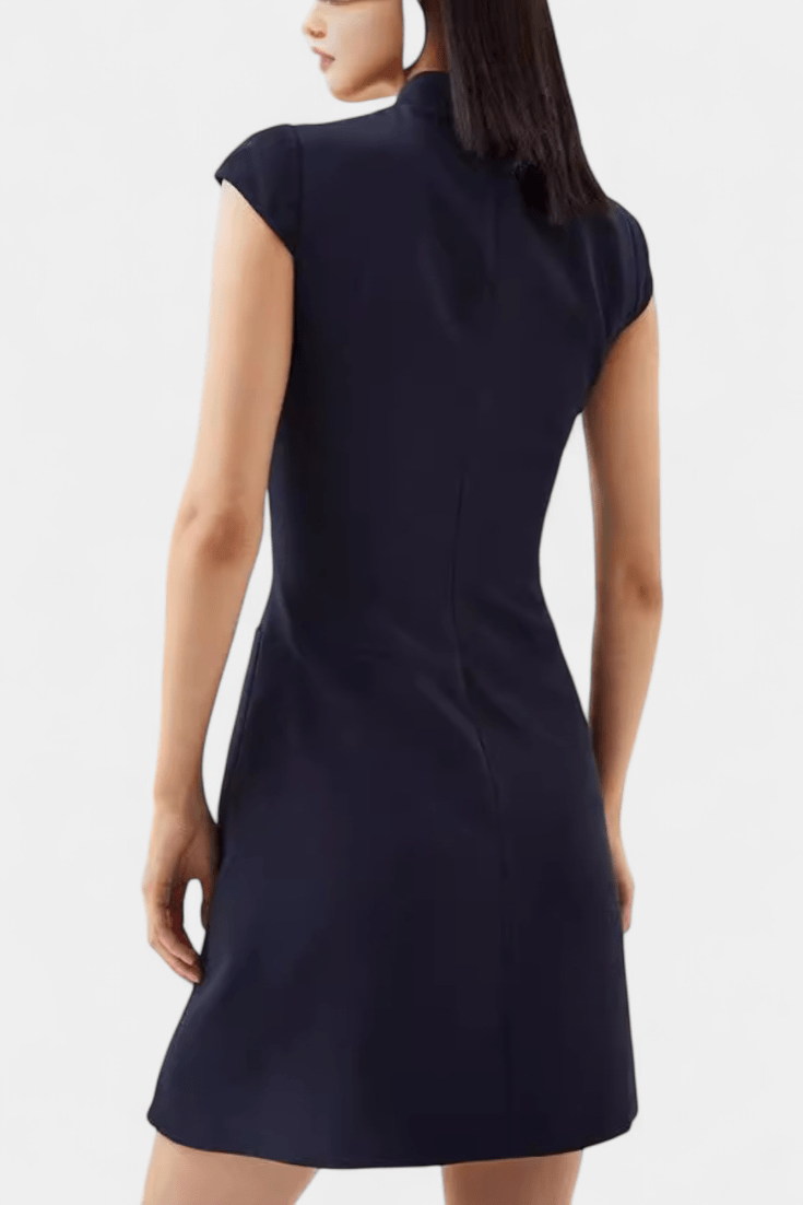 Robe courte sculptée pour femme avec empiècement plissé – style habillé et ajusté pour le bureau et les événements