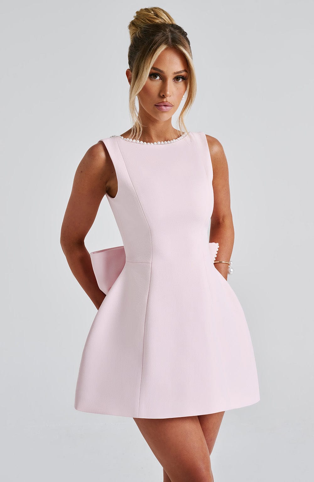 Dámské minišaty s perlovým lemováním a mašlí na zádech pro slavnostní příležitosti