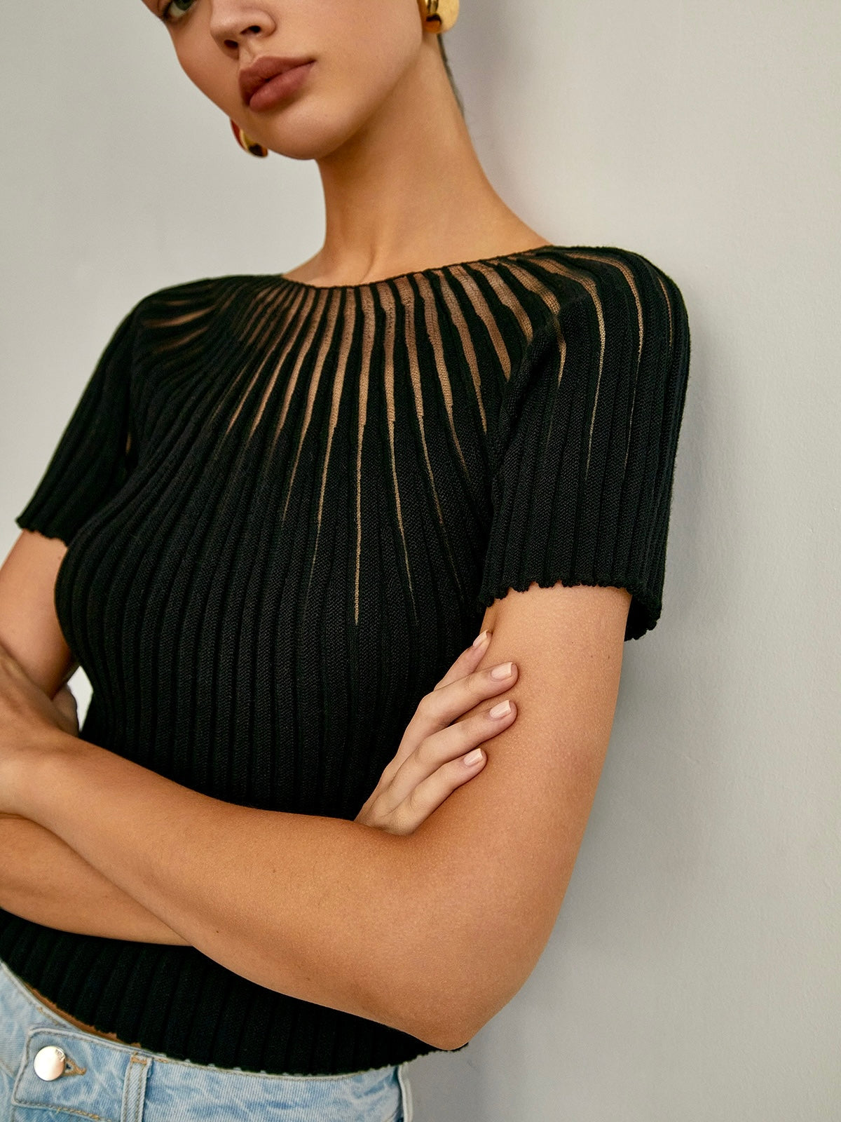 Elegante geribde gebreide top voor dames met transparant halsdetail – aansluitend model met korte mouwen voor smartcasual- en dagelijks gebruik