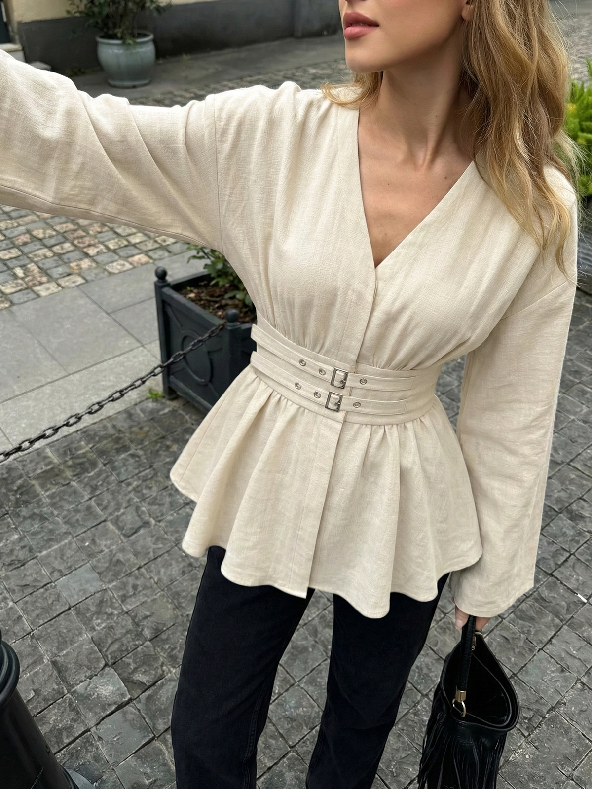 Elegante damesblouse met V-hals, peplum en dubbele gesp in de taille – getailleerde top met lange mouwen voor kantoor en nette casual kleding