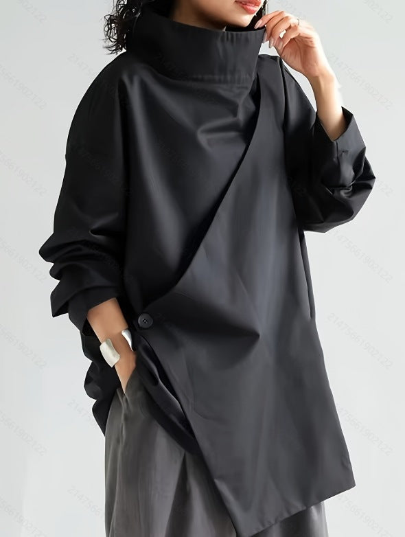 Elegante asymmetrische damesblouse met hoge hals en gedrapeerde overslag aan de voorkant – losse top met lange mouwen voor kantoor en moderne, nette casual kleding