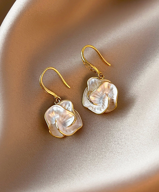 Women’s Floral Drop Earrings – Gold-Tone Mother-of-Pearl Effect Flower Design with Hook Fastening for Day and Evening Wear