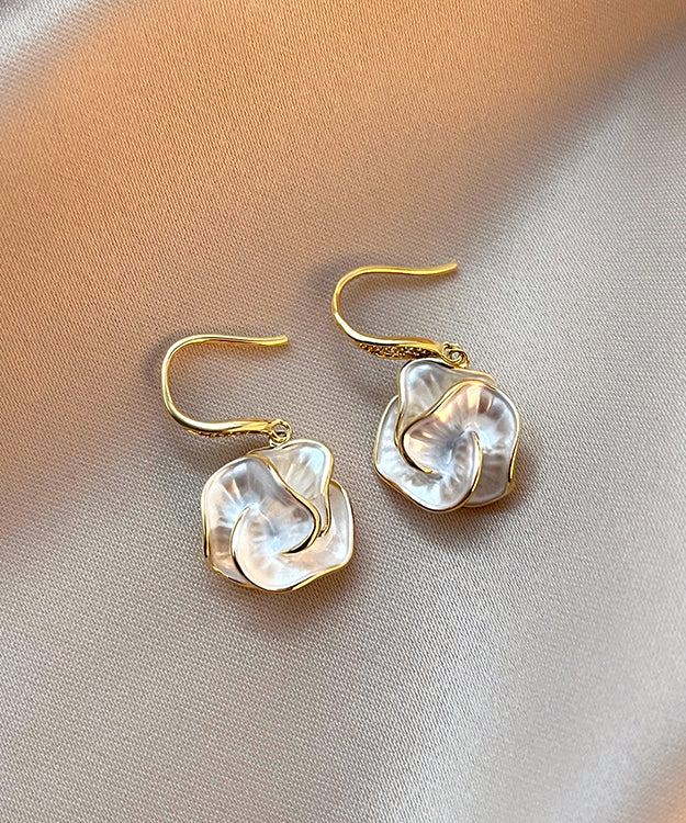 Women’s Floral Drop Earrings – Gold-Tone Mother-of-Pearl Effect Flower Design with Hook Fastening for Day and Evening Wear